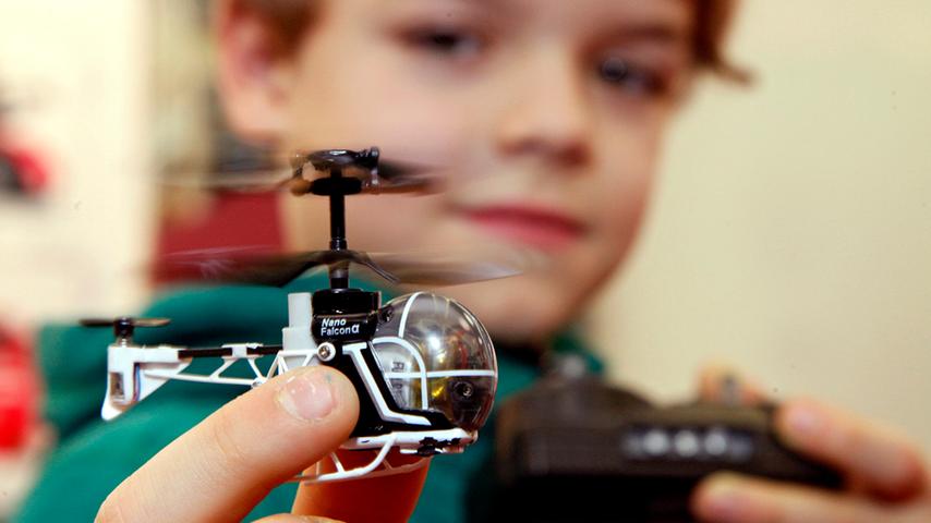 Davon träumen alle kleinen Jungs, die Pilot werden wollen - von den detailgetreuen, ferngesteuerten Hubschraubern aus der Nano Falcon-Reihe von Silverlit.