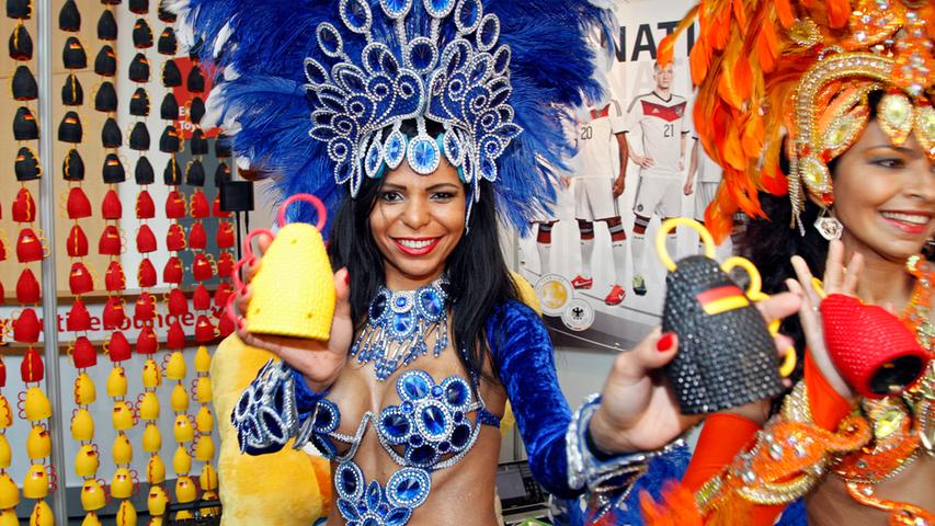 Mit im Stil des Gastgeberlandes gekleideten, exotischen jungen Damen erinnert der Weltfußball-Verband FIFA daran, dass 2014 Weltmeisterschaft in Brasilien ist.
