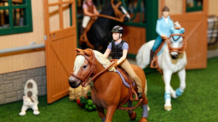 Spielfiguren, Tiere und vieles mehr präsentiert auch die Firma Schleich - wie zum Beispiel einen ganzen Reiterhof.