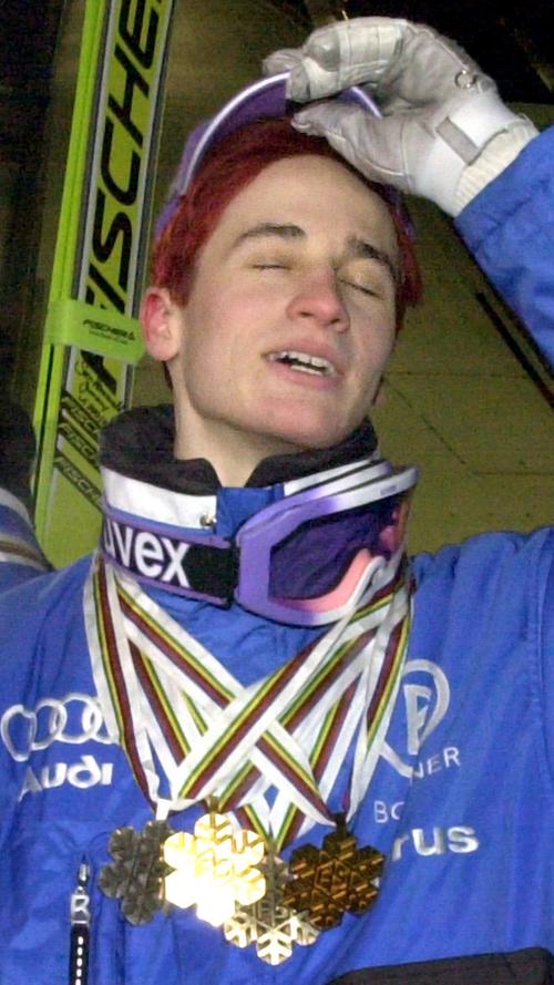 Dennoch: Enttäuscht musste der Schwarzwälder auch in dieser Saison nicht sein. Bei der nordischen Skiweltmeisterschaft im finnischen Lathi avancierte er zum Titelhelden. Zweimal Gold, je einmal Silber und Bronze konnte er am Höhepunkt seiner Karriere feiern.