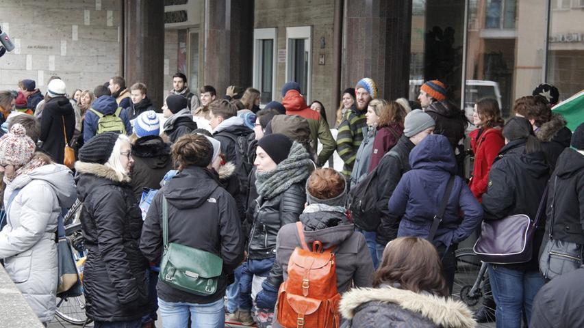 Etwa 150 Menschen kamen am Mittwoch (13 Uhr) zum Flashmob für ein bezahlbares Semesterticket zusammen und tummelten sich vor der VGN-Geschäftsstelle am Plärrer.