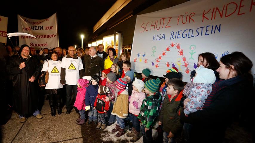 Auch Gabi Neupert und ihre Kindergartenkinder sind zum Protestieren aus Betzenstein/Riegelstein gekommen. Strommasten könnten nur wenige hundert Meter neben dem Kindergarten errichtet werden.
