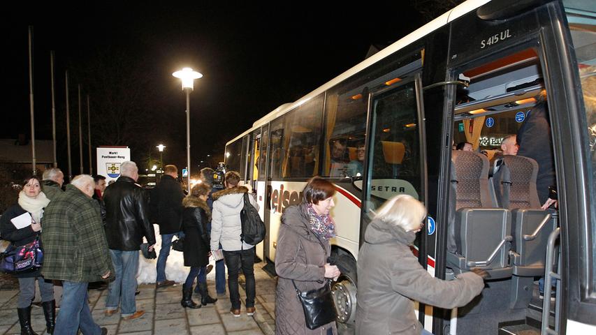 Zahlreiche Protestler aber auch einfach Interessierte stiegen in ihrer Heimat in Busse, um beim Infoabend dabei sein zu können.