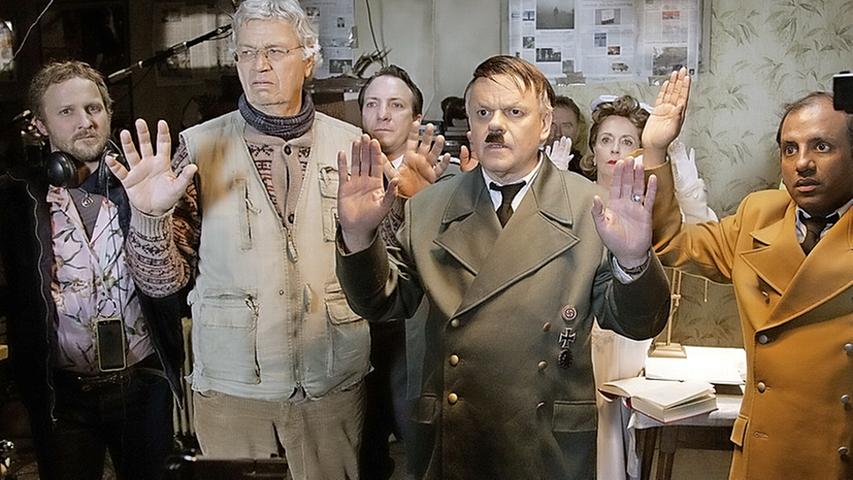 Bühne frei für die Dilettanten: Gerhard Polt (2. von links) spielt einen Amateurfilmer, der "Hitler — ganz privat" zeigen möchte.
