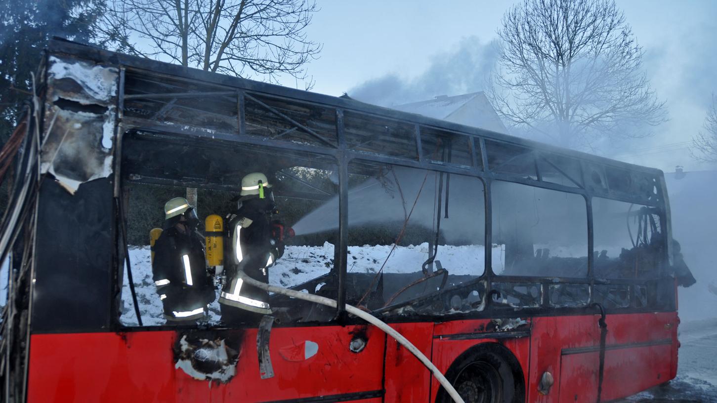 Schulbus ging bei Richtheim in Flammen auf
