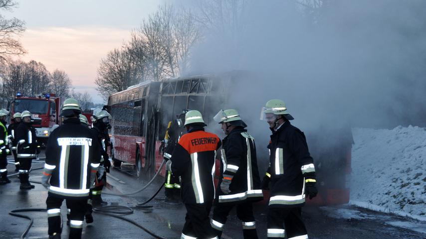 Fahrer rettet Kinder aus brennendem Schulbus  im Kreis Neumarkt