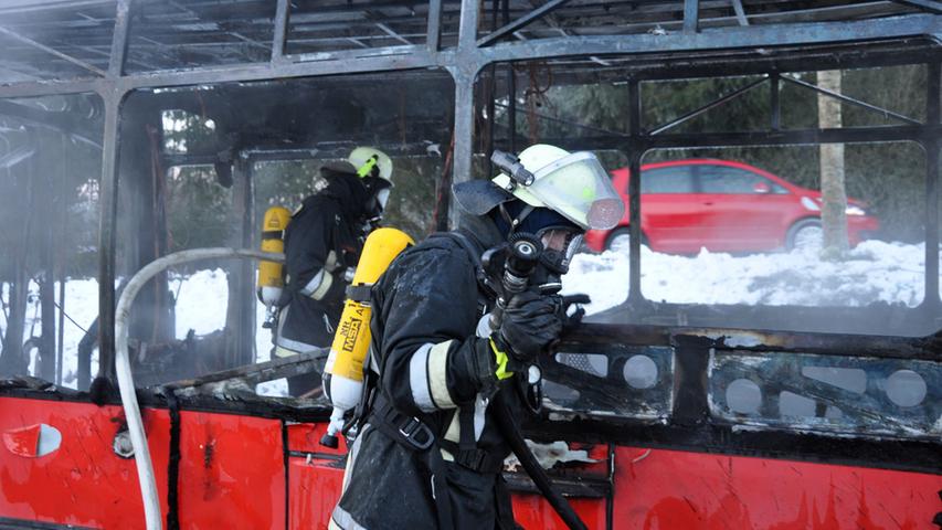 Fahrer rettet Kinder aus brennendem Schulbus  im Kreis Neumarkt