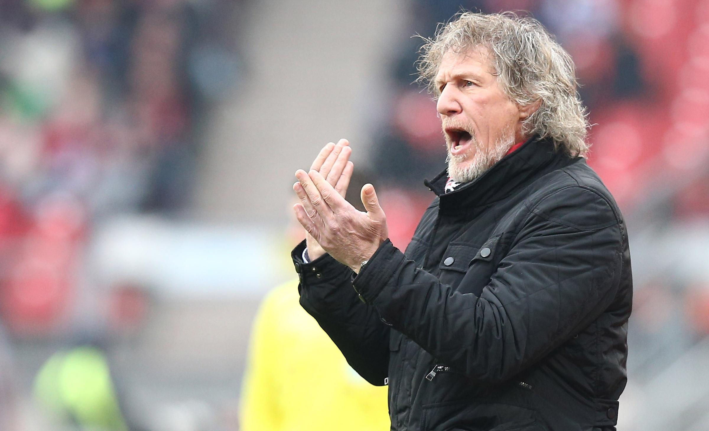 ...eine Lösung wurde schnell gefunden: Am 22. Oktober 2013 wurde der Niederländer Gertjan Verbeek vorgestellt. Während seiner Zeit bei AZ Alkmaar galt er als eigenwillig und autoritär. Aufsehen erregte er, als ihm mit dem Club über die komplette Hinrunde der Saison 2013/2014 kein einziger Sieg gelang. Bis zum ersten Dreier der Nürnberger ließ er sich einen Bart wachsen. Am 23. April 2014 wurde Verbeek wieder beurlaubt: Nach einer durchwachsenen Saison drohte der achte Abstieg in Liga Zwei.