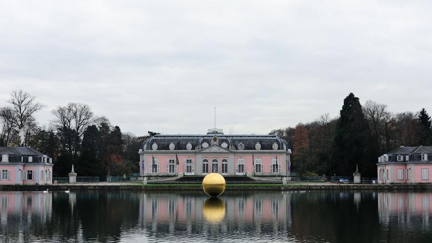 Im Park von Schloss Benrath steht dieses Kunstwerk mit Blattgold aus Gustenfelden. Entworfen hat es der 1997 verstorbene Künstler James Lee Byars. Fertiggestellt wurde es allerdings erst 2010.