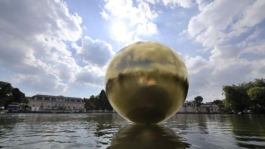 247 Gramm Blattgold wurden auf die Drei-Meter-Kugel aufgebracht. Goldkugel schwebt über dem Schloss-Teich