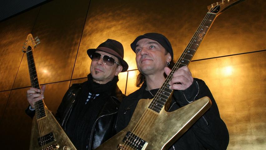 Rudolf Schenker und Matthias Jabs, Gitarristen der Scorpions, mit ihren vergoldeneten Gitarren. Scorpions gehen mit vergoldeten Gitarren auf Tour