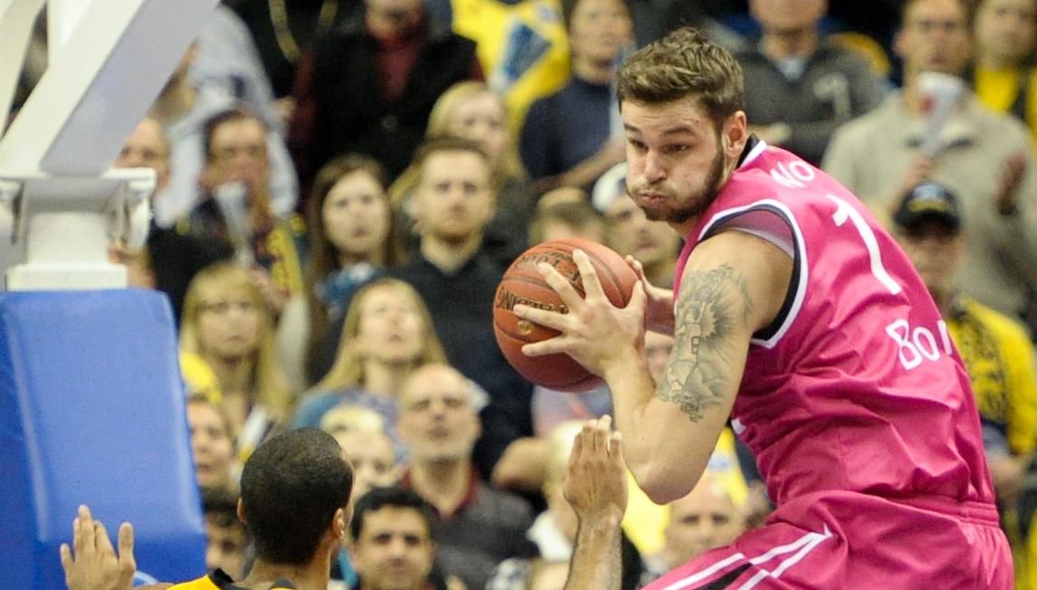 Enosch Wolf (rechts) beim Spiel für seinen alten Arbeitgeber, die Telekom Baskets Bonn (Archivbild).