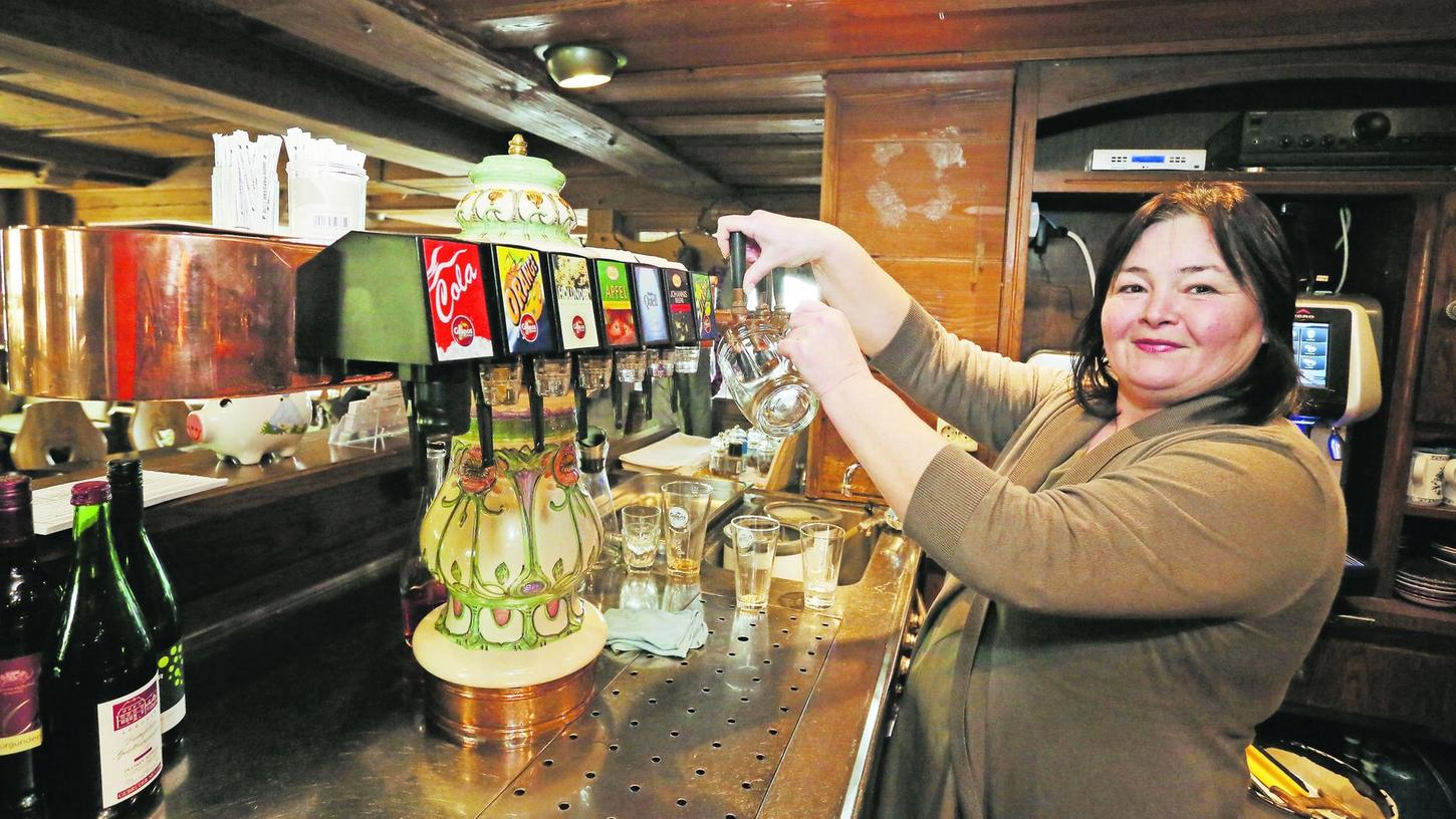 Bei einer Beerdigungsfeier in ihrem Gasthaus traf Wirtin Nelli Behrend eine alte Freundin aus Tadschikistan wieder. Nach fast 25 Jahren hatten sich die Frauen viel zu erzählen. Bei einer Beerdigungsfeier in ihrem Gasthaus traf Wirtin Nelli Behrend eine alte Freundin aus Tadschikistan wieder. Nach fast 25 Jahren hatten sich die Frauen viel zu erzählen.