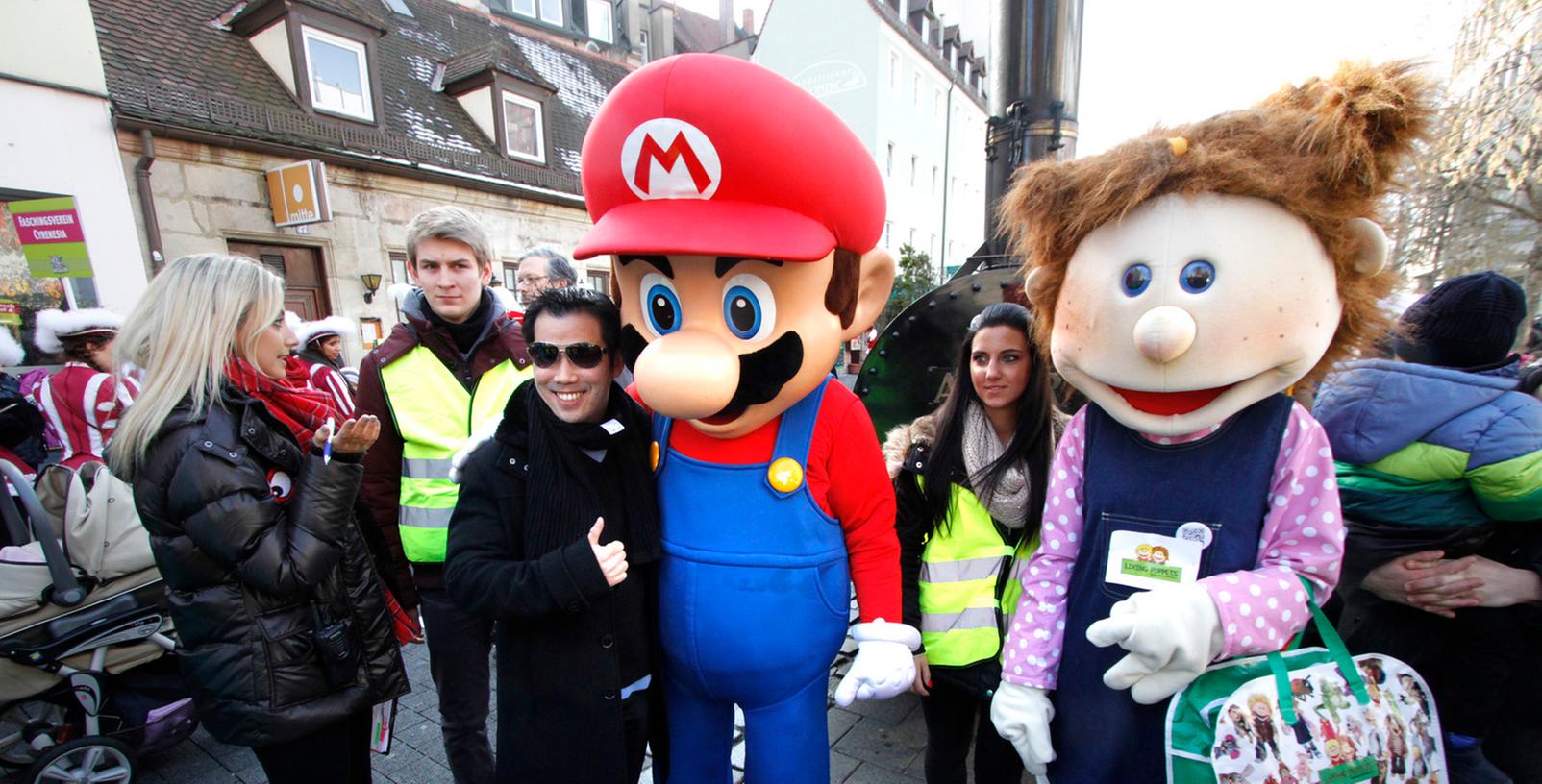 Super Mario war am Samstag ein begehrtes Fotomotiv in der Nürnberger Innenstadt.