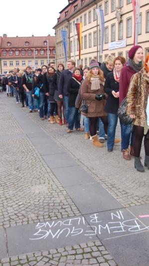 Anstellen für die Bildung war die Devise bei dem Flashmob in Bamberg am Samstag. Punkt...