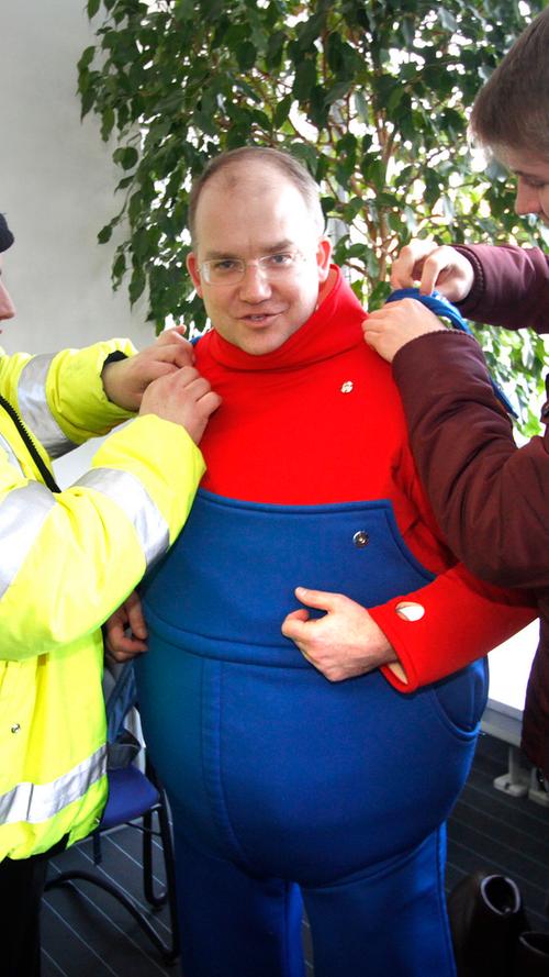So ließ sich CSU-Bürgermeisterkandidat Sebastian Brehm ins Outfit der Spielfigur Mario einkleiden.