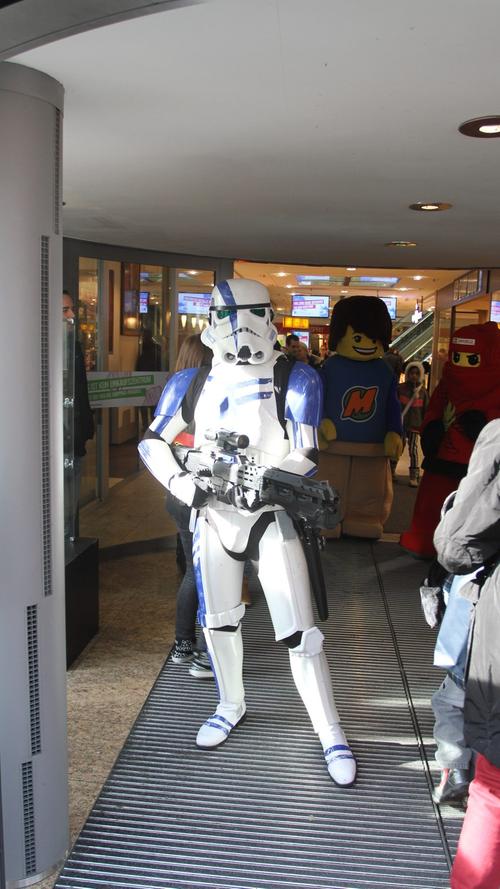 Einen netten Empfang bereitete dieser Stormtrooper aus dem Star Wars Universum.