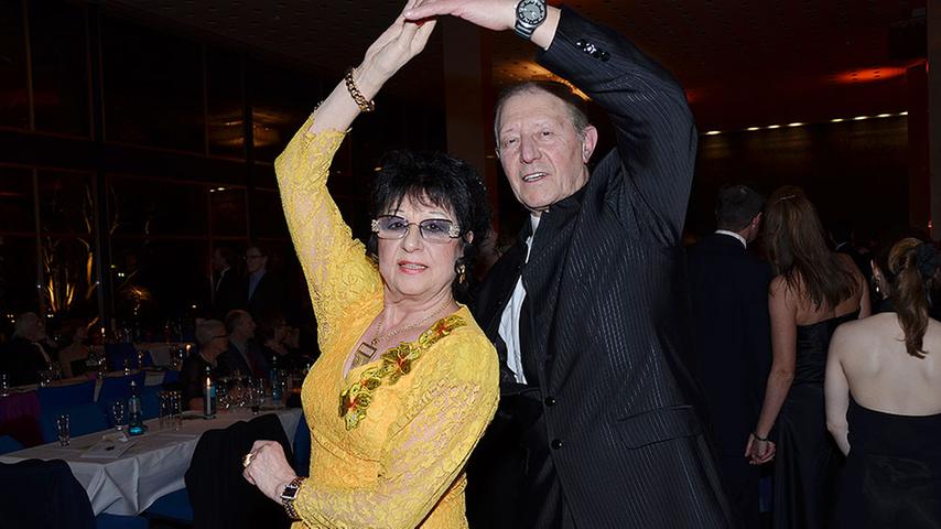 Charlotte und Manfred Findeiß aus Rohr-Regelsbach sind seit 40 Jahren verheiratet und schweben zu den Klängen der Tanz- und Showband Andorras so schwungvoll über die Tanzfläche im Foyer, dass sie alle Blicke auf sich ziehen. Ihr Geheimnis für eine glückliche Ehe: "Viel zusammen tanzen!" Charlotte Findeiß ist ein großer Fan von Elvis Presley und hofft, dass die Band im weiteren Verlauf des Abends ein Stück des King of Rock'n'Roll spielt.