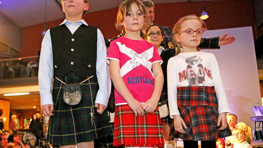 Das Schottenfest in der Grünen Halle in Fürth bot am Samstag ein abwechslungsreiches Programm. Auch folkloristische Kindermode war dabei.