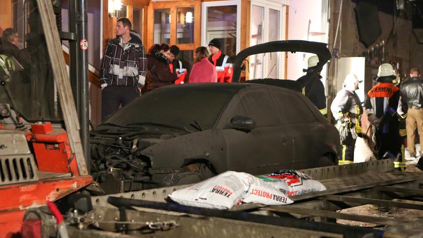 In der Garage stand ein Pkw, der ausgeschlachtet werden sollte. Ein 21-Jähriger hatte den Tank des Wagens aufgebohrt, wodurch...