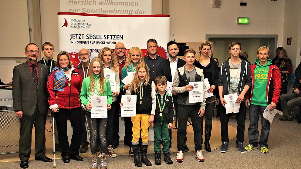 So viele geehrte Sportler wie heuer gab es noch nie. Unser Bild zeigt die einzeln gewürdigten Sportler zusammen mit Bürgermeister Werner Baum. So viele geehrte Sportler wie heuer gab es noch nie. Unser Bild zeigt die einzeln gewürdigten Sportler zusammen mit Bürgermeister Werner Baum.