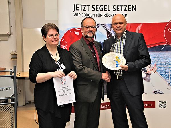 Im Bild die „Sonderehrung“ von Wilfried Kleemann, hier zusammen mit dem Stadtoberhaupt sowie Daniela Erdinger von der Stadtverwaltung, die gemeinsam mit Lisa König die Veranstaltung organisiert hat. Im Bild die „Sonderehrung“ von Wilfried Kleemann, hier zusammen mit dem Stadtoberhaupt sowie Daniela Erdinger von der Stadtverwaltung, die gemeinsam mit Lisa König die Veranstaltung organisiert hat.