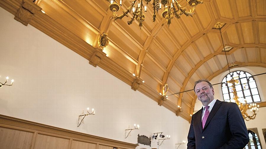 Für Altstadtfreunde-Vorstand Karl-Heinz Enderle ist die Ausmalung des Historischen Rathaussaals eine Herzensangelegenheit.