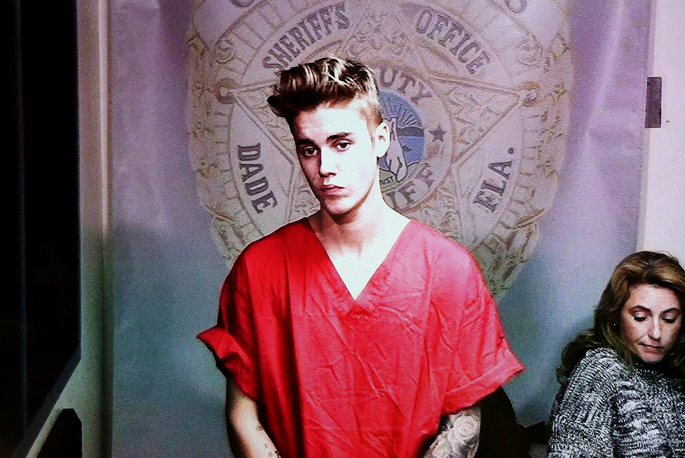 So langsam aber sicher wandelte sich Justin Bieber vom Schwiegermutter-Traum und süßen Teenie-Star zum Bad Boy: 2014 wird er bei einem illegalen Autorennen festgenommen, <a href="http://www.nordbayern.de/ressorts/schlagzeilen/prozess-gegen-justin-bieber-beginnt-anfang-marz-in-florida-1.3437384?searched=true"><b>laut Anklage stand er unter Drogeneinfluss und hatte keinen gültigen Führerschein.</b></a>
Ein anderes Mal wurde er vor Gericht zu einer Bewährungs- und Geldstrafe verurteilt: 
<a href="http://www.nordbayern.de/ressorts/schlagzeilen/nach-eier-attacke-bewahrungsstrafe-fur-justin-bieber-1.3758952?searched=true"><b>Bieber soll das Haus seines Nachbarn mit Eiern beworfen haben.</b></a>
