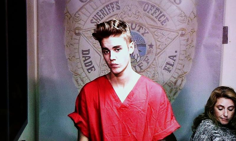 So langsam aber sicher wandelte sich Justin Bieber vom Schwiegermutter-Traum und süßen Teenie-Star zum Bad Boy: 2014 wird er bei einem illegalen Autorennen festgenommen, laut Anklage stand er unter Drogeneinfluss und hatte keinen gültigen Führerschein.
 Ein anderes Mal wurde er vor Gericht zu einer Bewährungs- und Geldstrafe verurteilt: 
 Bieber soll das Haus seines Nachbarn mit Eiern beworfen haben.