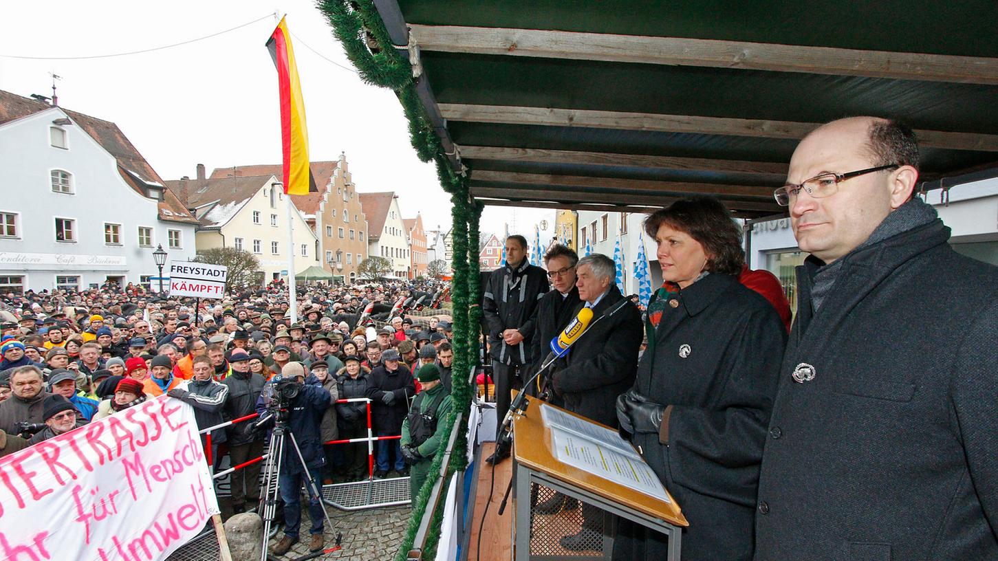 Hunderte aufgebrachte Gegner der Stromautobahn empfangen Energieministerin Ilse Aigner auf dem Berchinger Rossmarkt mit Buhrufen.