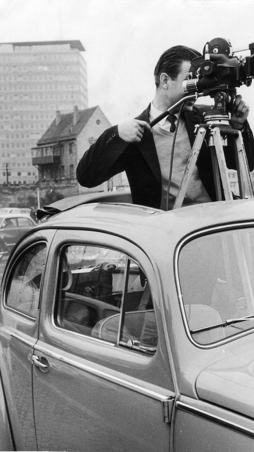 Mit den 60er Jahren hielt das Fernsehen seinen Einzug in die meisten deutschen Wohnzimmer. Ab 1962 wird der VW-Käfer mit der Kamera zu einem zusehends gewohnten Bild in Nürnbergs Straßen.  Allerdings ist die Fernsehredaktion des Studios Nürnberg zunächst nur eine Münchener Außenstelle.  Es sollte noch über 15 Jahre dauern, bis sich dies änderte.