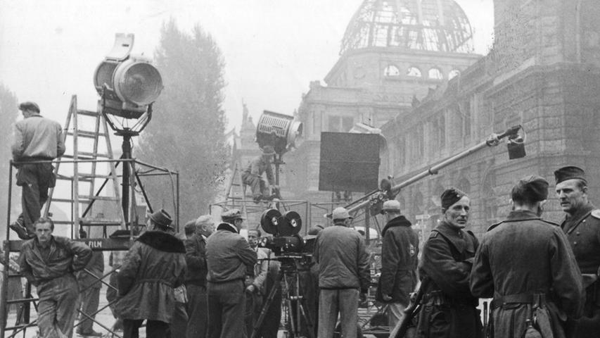 ... nutzte die Twentieth Century Fox das zerstörte Nürnberg als Kulisse für den Kriegsfilm "Entscheidung vor Morgengrauen". Fünf Jahre nach Kriegsende ...