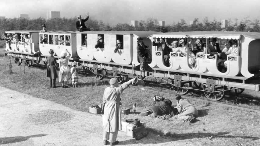 Doch die dunkle Vergangenheit holte die Filmemacher immer ein. 1951 drehte die Deutsche Bahn einen Dokumentarfilm über den Adler, die erste deutsche Eisenbahn. Hinter dem Biedermeier-Ambiente der Waggons ragen die Türme des Märzfelds hervor.