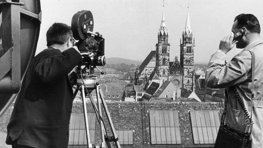 Nicht nur in den Straßen, sondern  auch über den Dächern war das BR-Kamerateam tätig. 1965 gab die Stadt Nürnberg bei den Rundfunkfilmern einen Imagefilm in Auftrag, der mit prachtvollen Aufnahmen Glanz verbreitete.
