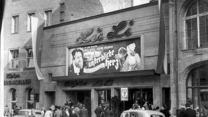 Das LuLi-Kino erstrahlte in goldenen und grünen Neonfarben. Gezeigt wird "Das unsterbliche Herz", die Lebensgeschichte Peter Henleins. 1970 mussten die Luitpold Lichtspiele einem Erotik-Center weichen. Heute befindet sich an Stelle des Kinos das Neue Museum.
