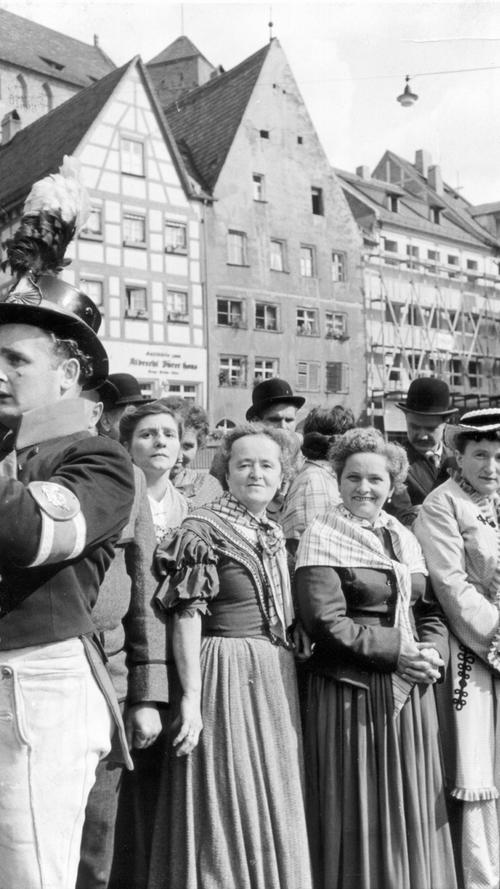 1954 wurden am Tiergärtnerplatz in Nürnberg ein Teil der  Außenaufnahmen des zu Recht vergessenen Hollywood-Films "Feuerzauber" gedreht, ein opulenter Schinken über das Leben Richard Wagners. Nutzloses Wissen für Cineasten: "Magic Fire" ist einer der letzten Streifen, die in dem True-Color-Verfahren aufgenommen wurden.