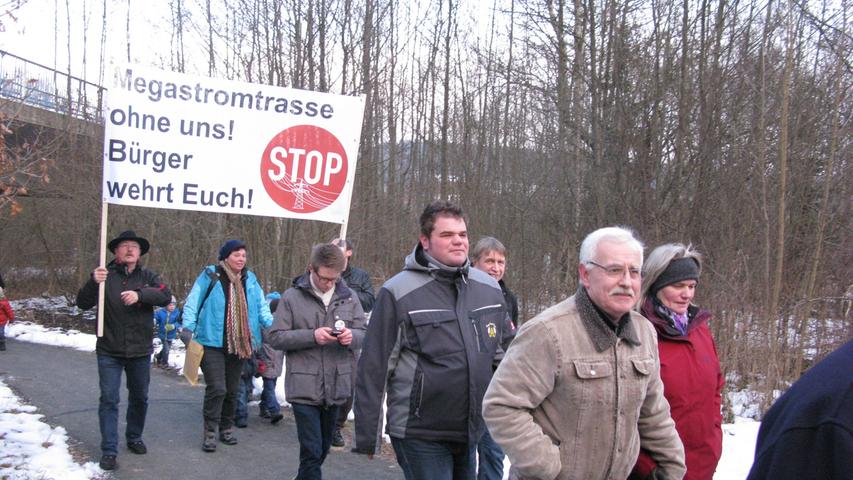 Hoch die Plakate: Pegnitz demonstriert gegen Stromtrasse