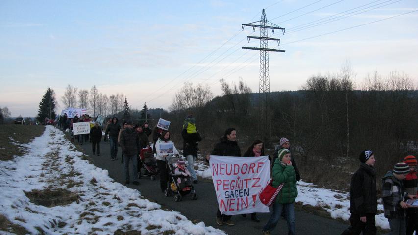 Hoch die Plakate: Pegnitz demonstriert gegen Stromtrasse