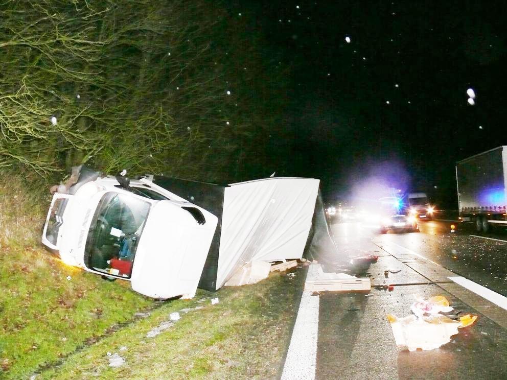 Lkw Katapultiert Kleintransporter Von A3 In Graben | Nordbayern