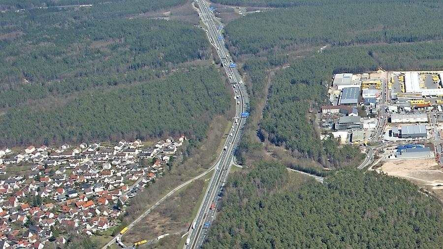 Gerade mal 80 Meter sind die ersten Häuser von Moorenbrunn (links) von der Autobahn 6 entfernt. Der versprochene Lärmschutz wird nun im Zuge des sechsspurigen Ausbaus kommen.