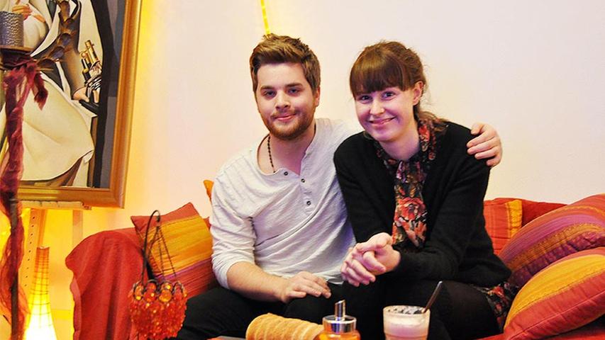 Das Chimney Cake Corner vermittelt schon beim Eintreten einen gemütlichen Eindruck. Überall sitzen und stehen bunte kleine Porzellan-Eulen, an den Wänden hängen teils Fotos der Familie und das Kellergewölbe ist mit weichen Sofas ausgestattet. In dem kleinen Café in der Hutergasse 4 verkauft die Familie Aflatoon seit September 2013 verschiedene Variationen handgemachter Baumstriezel (siehe Bild). Stammgast Paula ist dort gut bekannt und wird an diesem Tag schon erwartet: "Paula isst bestimmt einen Zimt-Striezel", grinst Wirt Marcel (22), "die mag sie total". Als Paula eintrifft, begrüßt Marcel sie mit einer herzlichen Umarmung. "Ich komme eigentlich schon seit der Eröffnung regelmäßig her", erzählt Paula (21), "ich habe etwa zur selben Zeit angefangen, hier in der Nähe Nachhilfe zu geben und war auf der Suche nach einem Café, in dem ich in meiner Mittagspause ein bisschen Ruhe habe." Dann sei sie auf das Chimney Cake Corner gestoßen. "Hier habe ich mich von Anfang an wohlgefühlt, und nach einiger Zeit haben Marcel und ich festgestellt, dass wir uns eigentlich schon vorher hätten kennenlernen können", verrät sie, "wir studieren nämlich gemeinsam in Erlangen, aber da haben wir uns früher wohl einfach nicht wahrgenommen." Das Chimney Cake Corner vermittelt schon beim Eintreten einen gemütlichen Eindruck. Überall sitzen und stehen bunte kleine Porzellan-Eulen, an den Wänden hängen teils Fotos der Familie und das Kellergewölbe ist mit weichen Sofas ausgestattet. In dem kleinen Café in der Hutergasse 4 verkauft die Familie Aflatoon seit September 2013 verschiedene Variationen handgemachter Baumstriezel (siehe Bild). Stammgast Paula ist dort gut bekannt und wird an diesem Tag schon erwartet: "Paula isst bestimmt einen Zimt-Striezel", grinst Wirt Marcel (22), "die mag sie total". Als Paula eintrifft, begrüßt Marcel sie mit einer herzlichen Umarmung. "Ich komme eigentlich schon seit der Eröffnung regelmäßig her", erzählt Paula (21), "ich habe etwa zur selben Zeit angefangen, hier in der Nähe Nachhilfe zu geben und war auf der Suche nach einem Café, in dem ich in meiner Mittagspause ein bisschen Ruhe habe." Dann sei sie auf das Chimney Cake Corner gestoßen. "Hier habe ich mich von Anfang an wohlgefühlt, und nach einiger Zeit haben Marcel und ich festgestellt, dass wir uns eigentlich schon vorher hätten kennenlernen können", verrät sie, "wir studieren nämlich gemeinsam in Erlangen, aber da haben wir uns früher wohl einfach nicht wahrgenommen."