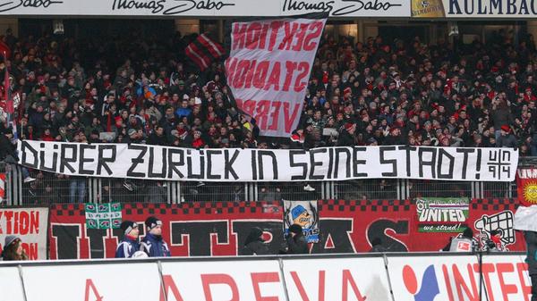...eine Rückkehr des "Selbstbildnis im Pelzrock" von der Alten Pinakothek in München nach Nürnberg ein. Der Streit zwischen den beiden Städten nahm bizarre Formen an und wurde bundesweit in den Medien thematisiert.