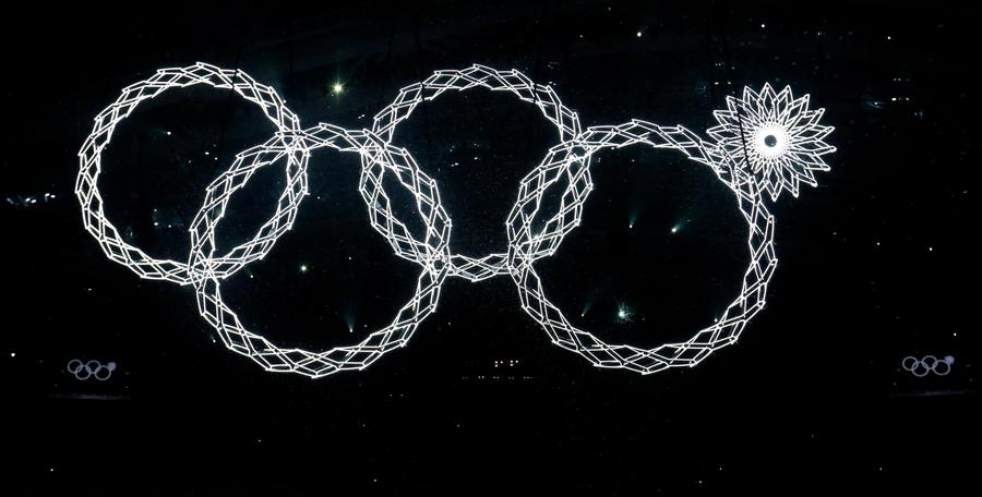 Illuminierte olympische Ringe schwebten über dem Stadion.