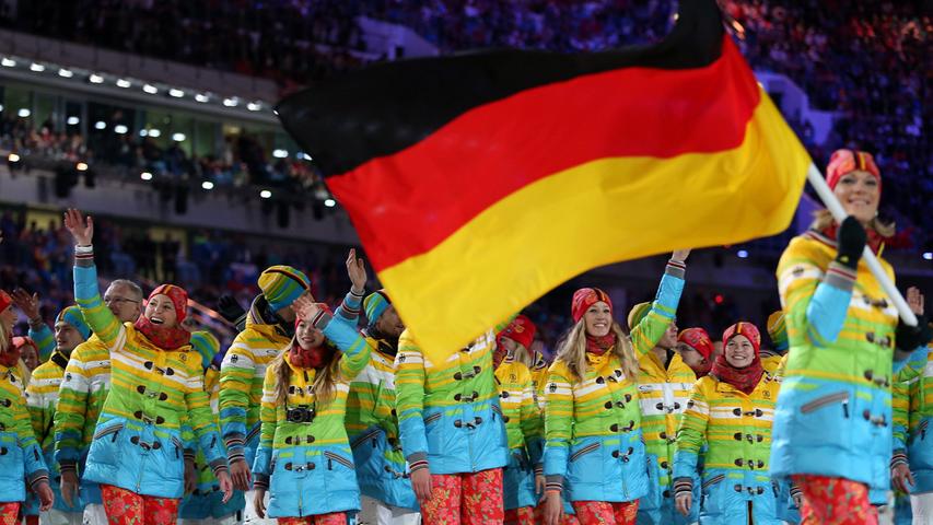 Guten Mutes und überraschend bunt gekleidet: Das deutsche Team mit Fahnenträgerin Maria Höfl-Riesch.