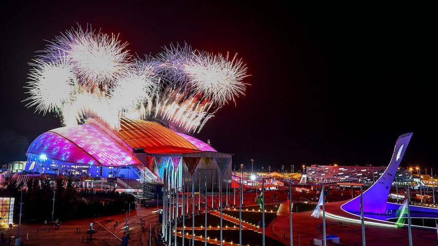 Mit einem großen Feuerwerk wurden über dem Olympia-Stadion im russischen Sotschi die Olympischen Winterspiele 2014 eingeläutet.