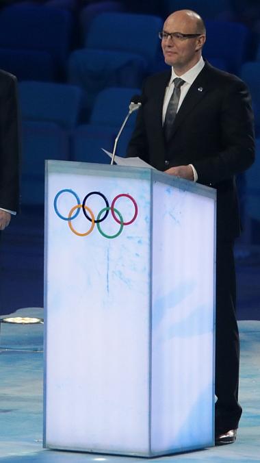 Der Präsident des Organisationskomitees, Dmitriy Chernyshenko, spricht. Neben ihm: IOC Präsident Thomas Bach.