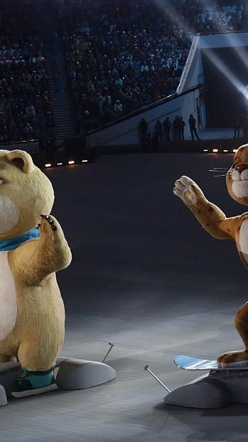 Es geht aber auch richtig kuschelig zu im Stadion. Die olympischen Maskottchen  Hase, Bär und Leopard winken den begeisterten Zuschauen zu.