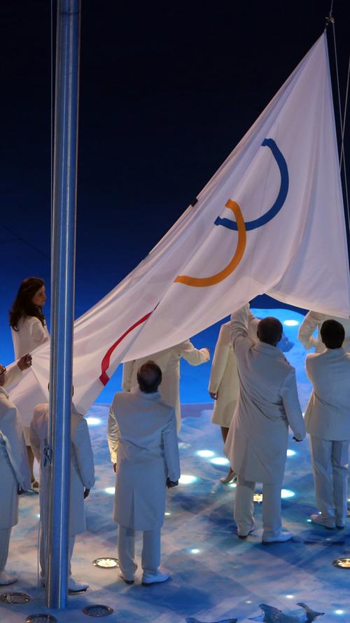 Der große Moment ist da: Die olympische Flagge wird gehisst.