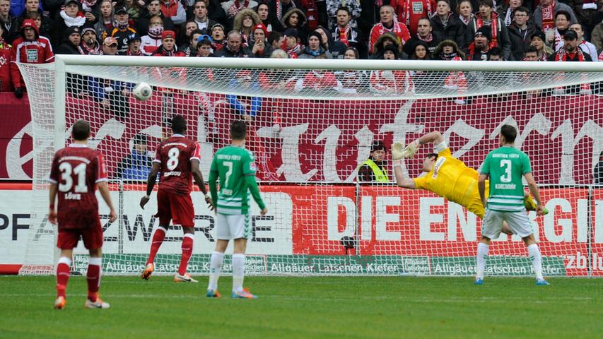 Die Gastgeber lassen sich nicht zweimal bitten. Dick haut den Ball unhaltbar in den linken Torwinkel. 2:0 (58.) für Kaiserslautern.