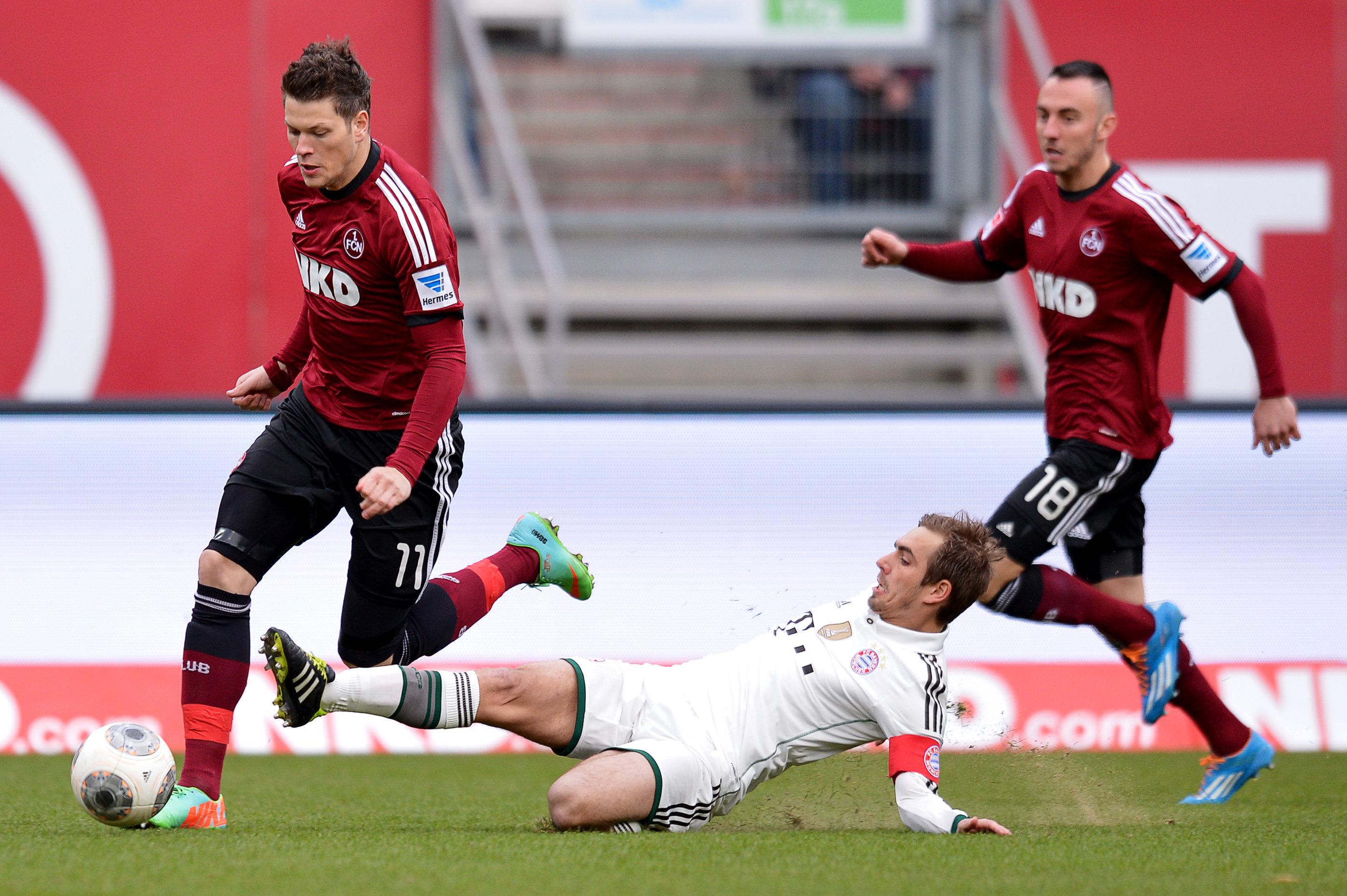 Und was für eine Truppe da noch auf beiden Seiten auf dem Platz stand. Für den Rekordmeister grätschte Philipp Lahm, der in diesem Jahr bekanntermaßen noch Weltmeister werden sollte. Auf Nürnberger Seite prüfte Daniel Ginczek bereits nach drei Minuten schon Manuel Neuer. Sehenswert wurde es aber auch nur wenige Minuten später...